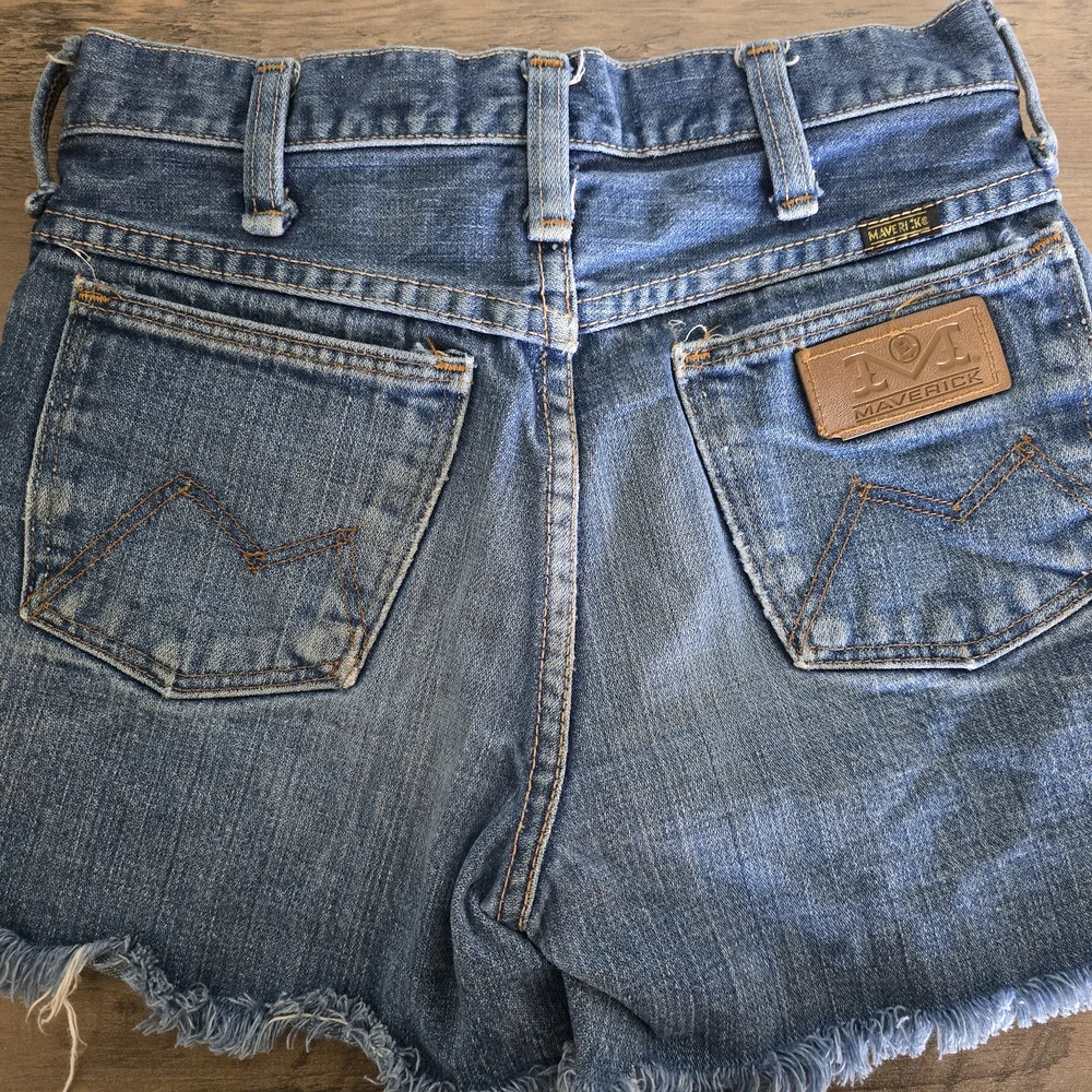 Maverick Blue Distressed Denim Shorts with Raw Hem‎ sz 14R